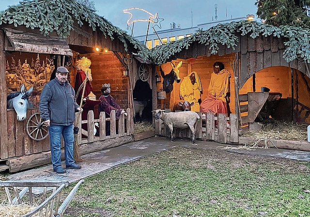 Hardy Wiederkehr versorgt und füttert die Schafe in der Krippe am Morgen und am Abend. Melanie Bär