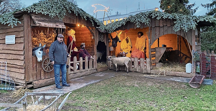 Hardy Wiederkehr versorgt und füttert die Schafe in der Krippe am Morgen und am Abend. Melanie Bär