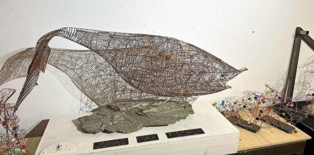 Der Kreativität sind keine Grenzen gesetzt. Dieser drahtige Fisch widmete der Künstler seinem Werklehrer, der ihn zum Kugelbahnbauen brachte. sib