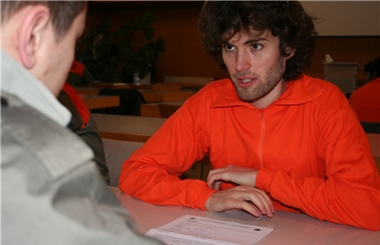 Am Einführungstag nutzten die Dienstchefs die Gelegenheit, die Neueingeteilten kennenzulernen. Foto: zVg