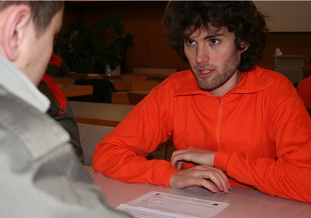 Am Einführungstag nutzten die Dienstchefs die Gelegenheit, die Neueingeteilten kennenzulernen. Foto: zVg