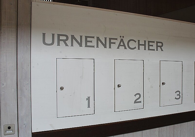 Auf dem Friedhof Brunnenwiese gibt es vier Urnenfächer. Die Friedhofsgärtner kontrollieren sie täglich. Rahel Bühler
