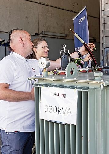 Netzelektriker Sven Küpper (TBW) erklärt die Unterschiede und Herausforderungen von Hoch- und Niederspannung.