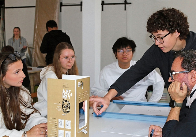 Im Zukunftslabor bereiteten die Schülerinnen und Schüler vor, was am 30. Oktober um 18 Uhr im Gemeindehaus in Neuenhof ausgestellt wird.Bild: Melanie Bär