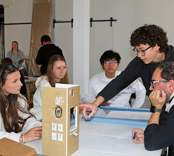 Im Zukunftslabor bereiteten die Schülerinnen und Schüler vor, was am 30. Oktober um 18 Uhr im Gemeindehaus in Neuenhof ausgestellt wird.Bild: Melanie Bär Im Zukunftslabor bereiteten die Schülerinnen und Schüler vor, was am 30. Oktober um 18 Uhr im Gemeindehaus in Neuenhof ausgestellt wird.Bild: Melanie Bär