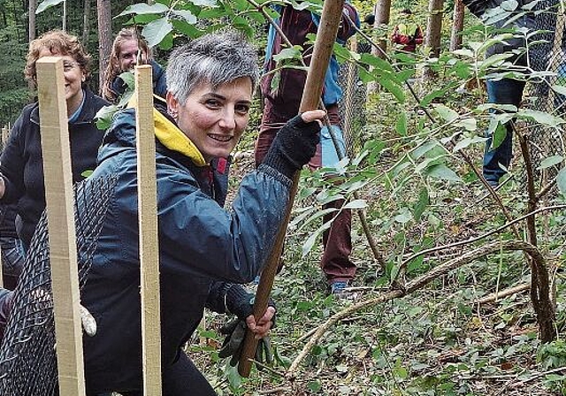 Gemeindeammann Roland Kuster im Wald im Einsatz.

