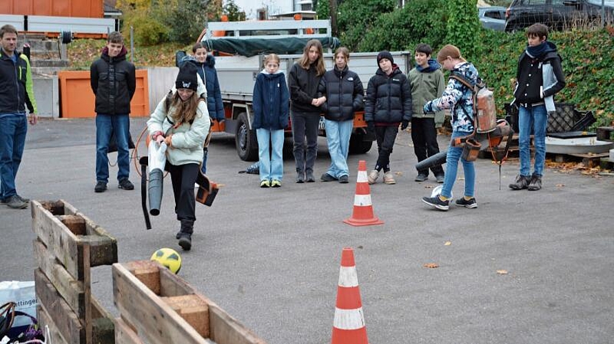 Mit dem Laubbläser wird der Fussball auf dem Parcours fortbewegt. Irene Hung-König