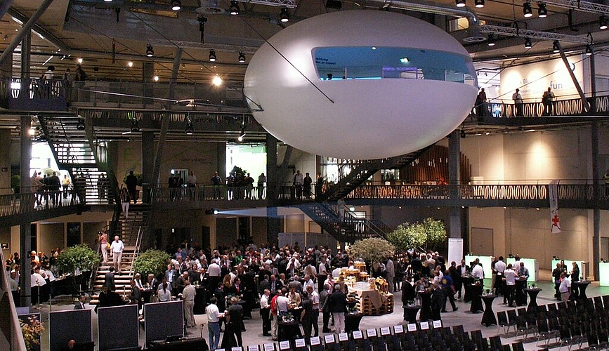 Die Haupthalle der Umwelt Arena erstmals mit Besuchern. Die weisse Kugel beherbergt die Ausstellung der Zürcher Kantonalbank und kann für Events gemietet werden. Fotos: ska
