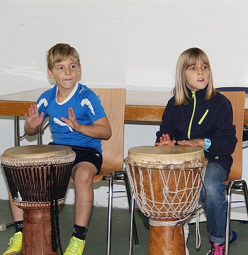 Trommelspielen unter kundiger Leitung war einer der Workshops.
