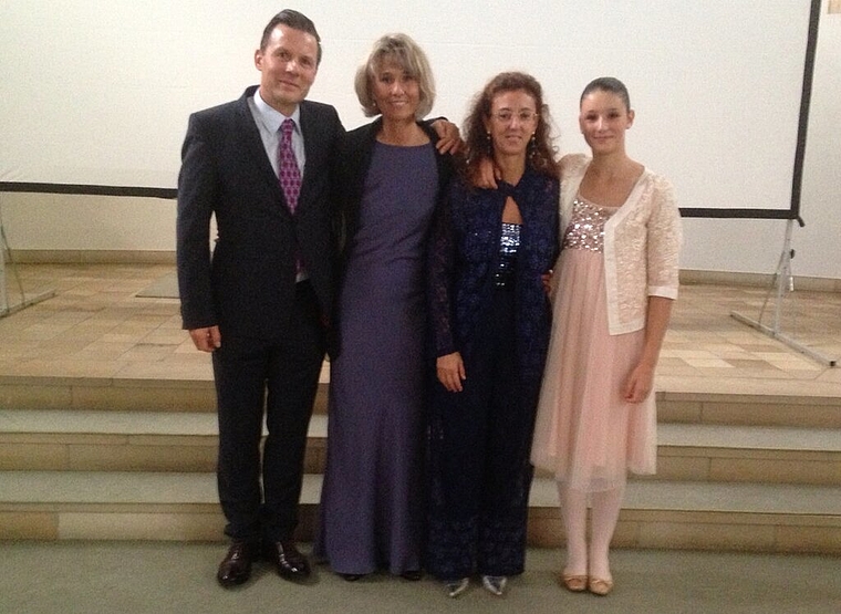 Begeisterten (v.l.): Gabor Cserhati (Betreuer Diashow, Killwangen), Karin Cserhati (Sängerin, Killwangen), Maria Grazia Sorrentino (Pianistin, Spreitenbach), Anna Chiara Hitz (Violinistin, Spreitenbach). Foto: zVg
