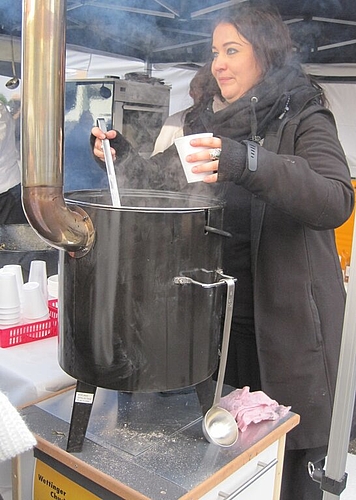 Glühwein war am offenen Sonntag gefragt.
