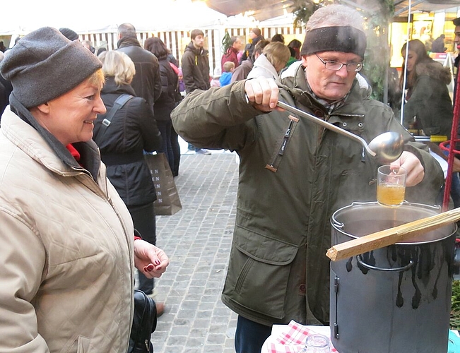 Der hausgemachte Glühwein vom Holzfeuer war heiss begehrt.Fotos: bha Der hausgemachte Glühwein vom Holzfeuer war heiss begehrt.Fotos: bha