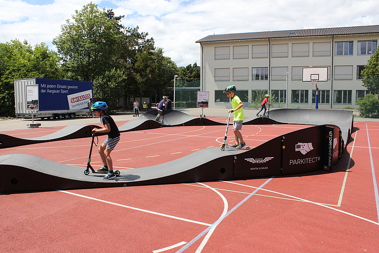 Als zwei der Ersten testen Rachid Amedyaz (links) und Syron Livas den neuen Pumptrack beim Altenburg-Schulhaus. Rahel Bühler