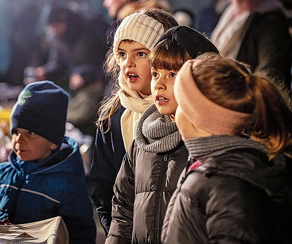 Die Kinder sehen staunend zu. reg Die Kinder sehen staunend zu. reg