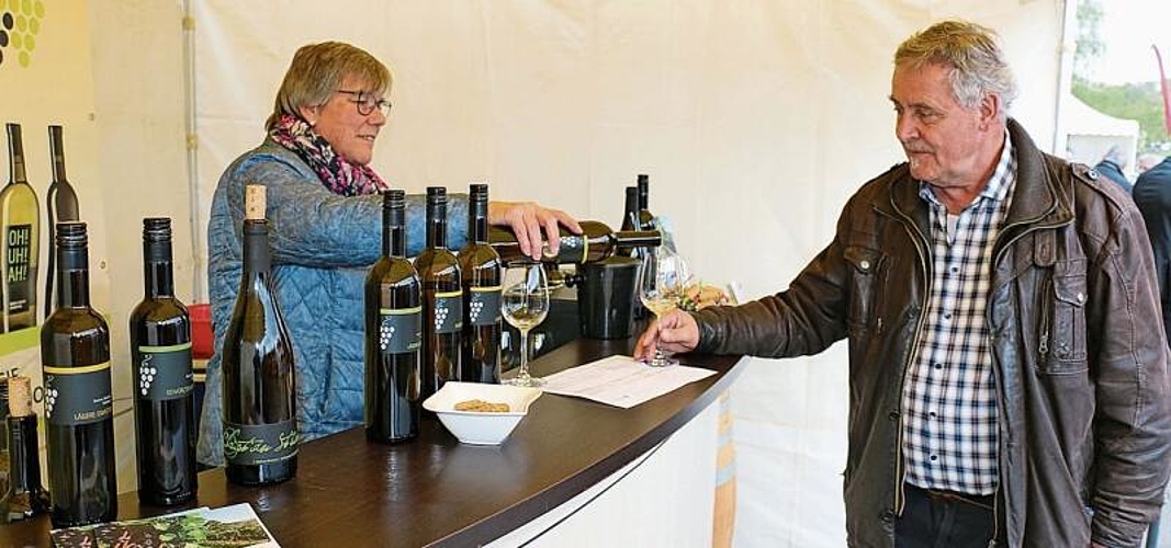 Doris Steimer vom Steimer Weinbau schenkte     verschiedene Weine aus Wettinger Trauben zum Degustieren aus. bär