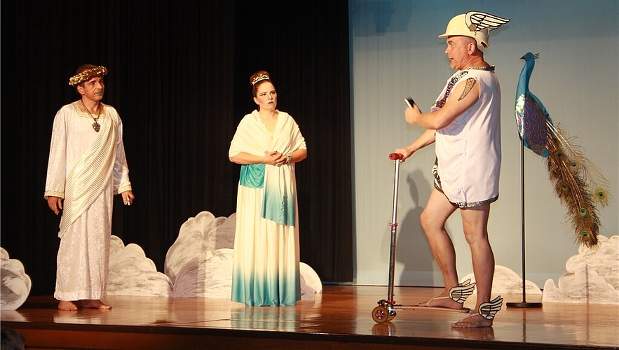 Der Götterbote Merkur (Thomas Dietrich) berichtet Jupiter (Erwin Heusser) von der Entführung Eurydikes.Fotos: seDie Götter im Olymp wollen mit Jupiter in die Unterwelt, um Eurydike zurückzuholen.Die Hauptfiguren der Operette: Das treulose Ehepaar Orpheus und Eurydike, gespielt von Niklaus Rüegg und Monica Angelini.