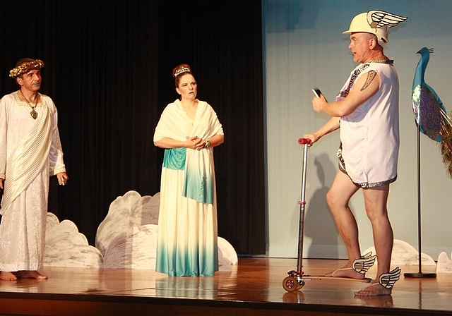 Der Götterbote Merkur (Thomas Dietrich) berichtet Jupiter (Erwin Heusser) von der Entführung Eurydikes.Fotos: seDie Götter im Olymp wollen mit Jupiter in die Unterwelt, um Eurydike zurückzuholen.Die Hauptfiguren der Operette: Das treulose Ehepaar