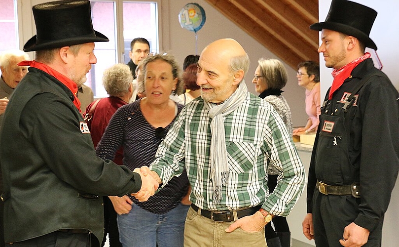 Kaminfeger Daniel Knöpfel (l.) und Kevin Süess begrüssen die Bevölkerung.
