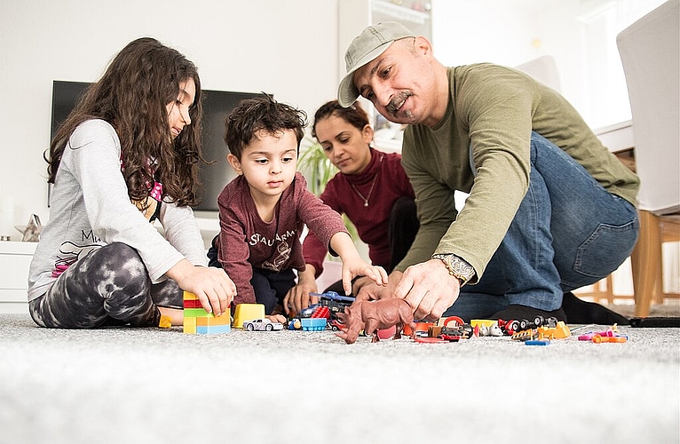 Zu Hause: Peshraw Mirza und seine Frauspielen mit den beiden Kindern in ihrer Wohnung in Neuenhof. Barbara Scherer
Zu Hause: Peshraw Mirza und seine Frauspielen mit den beiden Kindern in ihrer Wohnung in Neuenhof. Barbara Scherer