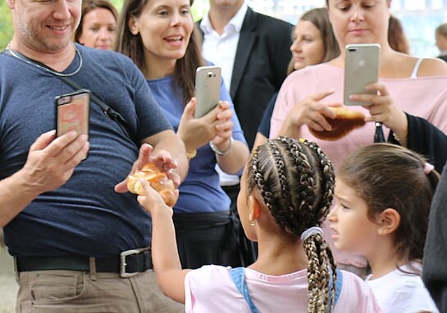 Stolze Väter und Mütter <em>hielten den ersten Schultag auf ihren Handys fest. (Melanie Bär)</em>

