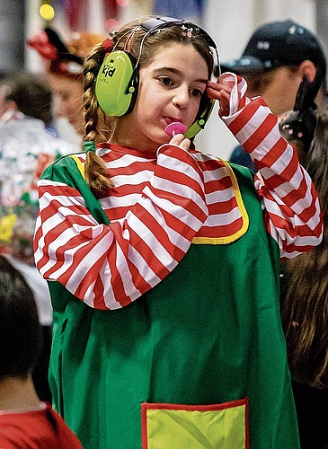 Samira-Sophia als Pippi Langstrumpf späht über die Menge.