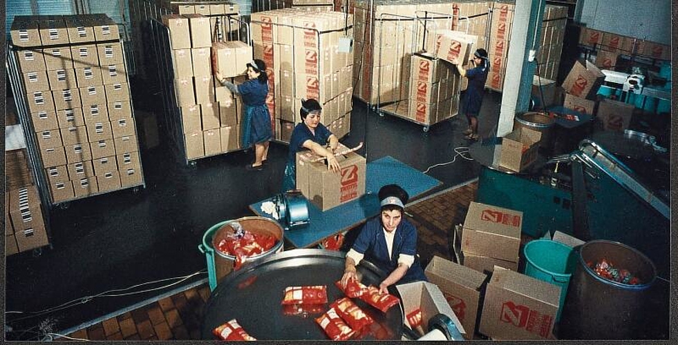 Arbeiterinnen bereiten die Chips-Verpackungen für die Lieferung vor. Archiv Zweifel Pomy-Chips AG