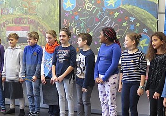 Die Viertklässler der 4b aus dem Schulhaus Altenburg haben ihr Klassenzimmer in einen Pressekonferenzraum verwandelt und präsentieren ihr Sternenwoche-Projekt. Fotos: Mü
