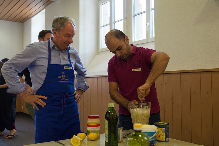 Auch Gemeinderat Markus Hugi (l.) ist vor Ort.