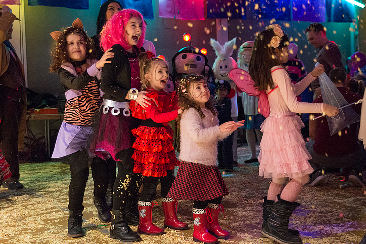 In einer Reihe geht's durch die ganze Halle.