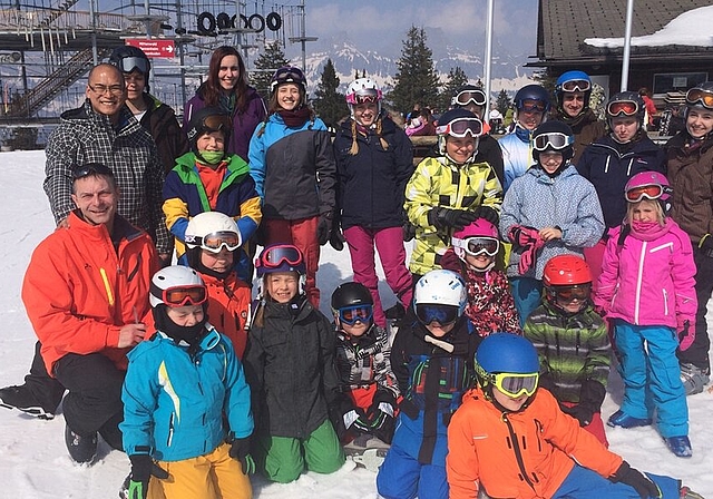 22 Kinder, 6 Leiter und 16 Erwachsene genossen perfekten Schnee und tolles Wetter am Skitag. Foto: zVg 
