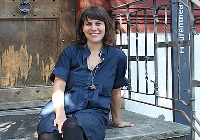 Sarah Merten vor dem Eingang des Gluri-Suter-Huus in Wettingen. Die 35-Jährige setzt sich auch privat gerne mit Kunst auseinander. Rahel Bühler