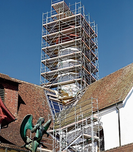 Der Glockenturm wird zurzeit mit neuen Holzschindeln bekleidet. Der Glockenturm wird zurzeit mit neuen Holzschindeln bekleidet.
