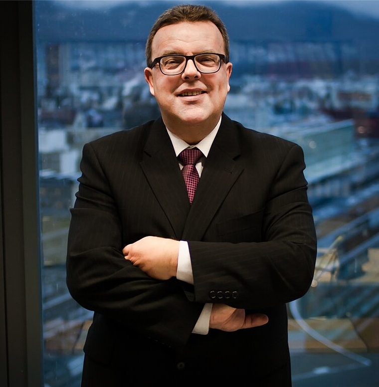Daniel Schibli geniesst in seinem Büro im 13. Stockwerk des AEW-Energie Hochhauses die Aussicht auf den Aarauer Bahnhof.Foto: sa