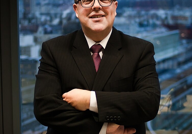 Daniel Schibli geniesst in seinem Büro im 13. Stockwerk des AEW-Energie Hochhauses die Aussicht auf den Aarauer Bahnhof.Foto: sa
