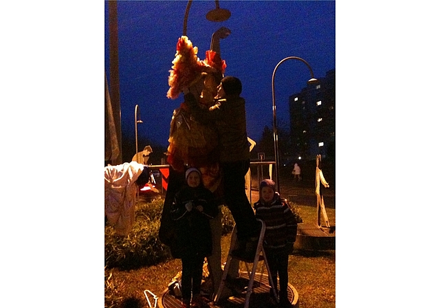 Maria Frey beim Dekorieren mit ihren Kindern. 