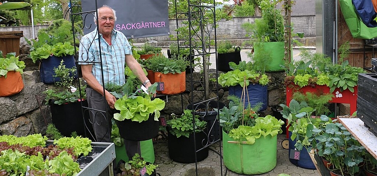 Walter Germann von Lägere Pflanzen AG präsentiert den Garten im Sack, der auch auf kleinem Raum Platz findet. Foto: bär 