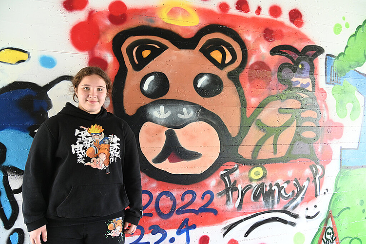 Francesca ist stolz auf ihr Kunstwerk. Es stellt eine Mischung aus Teddybär und Hund dar.   mz
