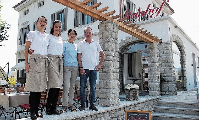 Sie führen neu den «Steinhof»: Tania Carrilho (Restaurationsfachfrau), Claudia Rodriguez (Leiterin Restauration), Lisa und Juan Carlos Rodriguez (Eigentümer). rb
