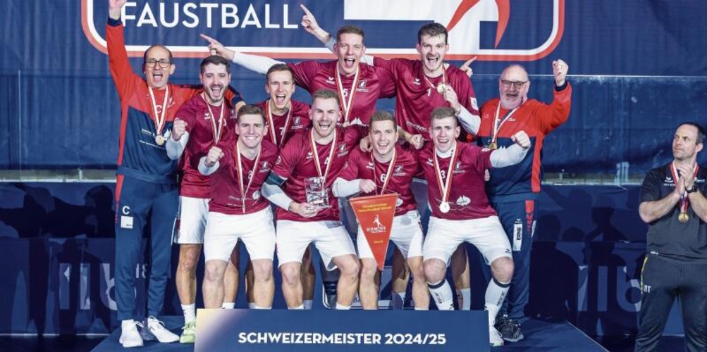 Schweizer Meister. Silvan Bisig (vordere Reihe links) freut sich mit seinem Team.  Fabio Baranzini
