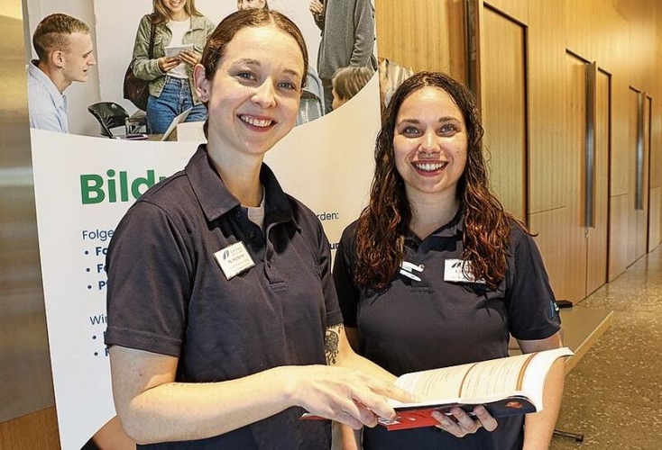 Stellten Pflegeberuf vor Nina Holdener (l.) und Lucrezia Lo Sardo. Melanie Bär