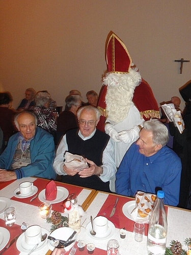 Der Samichlaus verteilte jedem einen Grittibänz. Fotos: zVg