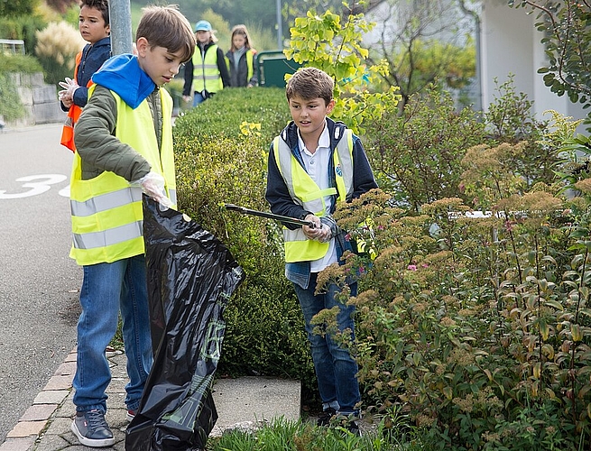 Besonders viel Abfall finden die Kinder in Büschen und Sträuchern.
