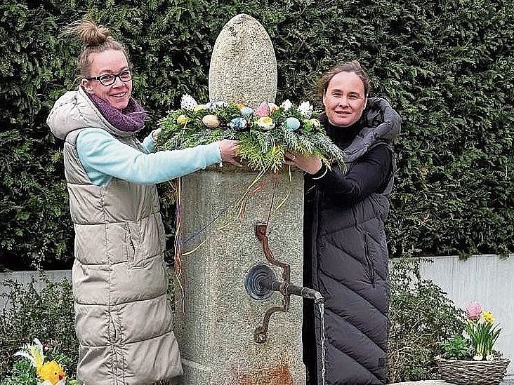 Geschäftsleiterin Barbara Cook (r.) und Hortleiterin Luisa Zeidler beim Brunnen. zVg
