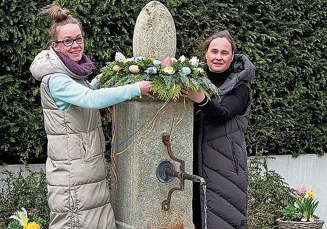 Geschäftsleiterin Barbara Cook (r.) und Hortleiterin Luisa Zeidler beim Brunnen. zVg