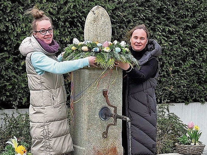 Geschäftsleiterin Barbara Cook (r.) und Hortleiterin Luisa Zeidler beim Brunnen. zVg