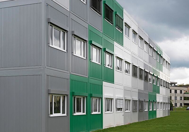 Im Schulhaus Altenburg sollen die gleichen Schulcontainer wie an der Bezirksschule aufgestellt werden und der Platznot entgegenwirken.Archiv/Alex Spichale