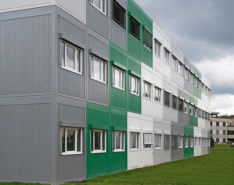 Im Schulhaus Altenburg sollen die gleichen Schulcontainer wie an der Bezirksschule aufgestellt werden und der Platznot entgegenwirken.Archiv/Alex Spichale
