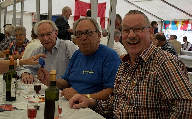 Einwohnerrat Hermann Steiner (r.) amüsiert sich mit seinen Kollegen.Fotos: ll Konzert der Bauernkapelle Wettingen. Die Kindereisenbahn ist jedes Jahr ein Highlight. Das Blasorchester Baden-Wettingen spielt Filmmusik. Grossratspräsident Markus Dieth Einwohnerrat Hermann Steiner (r.) amüsiert sich mit seinen Kollegen.Fotos: ll Konzert der Bauernkapelle Wettingen. Die Kindereisenbahn ist jedes Jahr ein Highlight. Das Blasorchester Baden-Wettingen spielt Filmmusik. Grossratspräsident Markus Dieth bei seiner Ansprache.