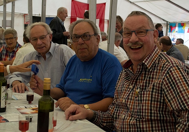 Einwohnerrat Hermann Steiner (r.) amüsiert sich mit seinen Kollegen.Fotos: ll Konzert der Bauernkapelle Wettingen. Die Kindereisenbahn ist jedes Jahr ein Highlight. Das Blasorchester Baden-Wettingen spielt Filmmusik. Grossratspräsident Markus Dieth