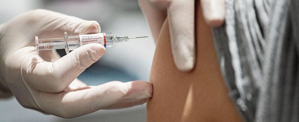 Schon 400 Impfdosen verabreicht: Die Ärztegemeinschaft Würenlos rechnet erst Ende Dezember mit Nachschub. Keystone/Christian Beutler
